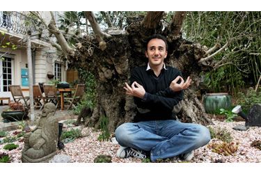 <br />
Elie Semoun en plein nstant zen sous l’olivier vieux de  450 ans. 