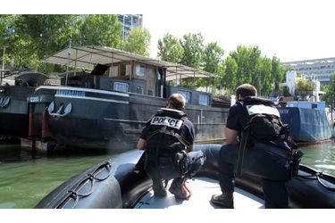 <br />
Des policiers de la brigade fluviale sur la Seine, en août 2011.