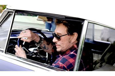 <br />
Johnny Hallyday au volant d&#039;une Cadillac, à Pacific Palisades, en Californie.
