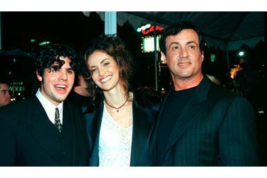 <br />
Sage et Sylvester Stallone à la première de "Dayllight" en 1995. Au centre, l'actrice Amy Brenneman.