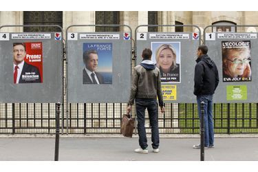 <br />
Affiches électorales officielles à Paris.
