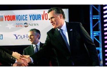 <br />
Jon Huntsman (à G.) se retire au profit de Mitt Romney.