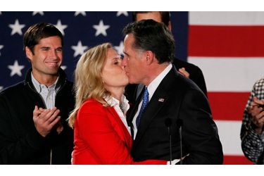 <br />
Mitt Romney embrassant sa femme Ann.