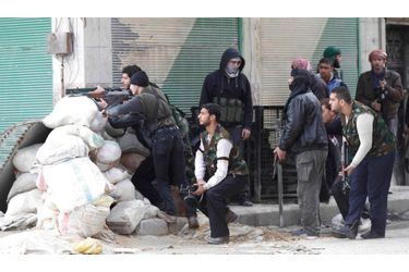 <br />
Des combattants de l'opposition à Idlib, le 12 février.