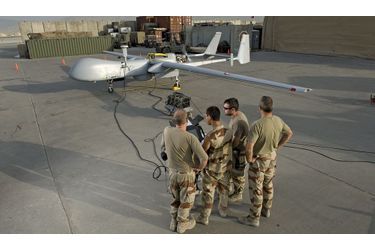 <br />
sur la base de Bagram, des soldats français contrôlent le fonctionnement du moteur et des commandes d'un drone Harfang.