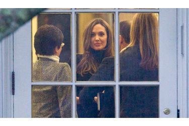 <br />
Angelina Jolie et Brad Pitt dans le mythique bureau ovale
