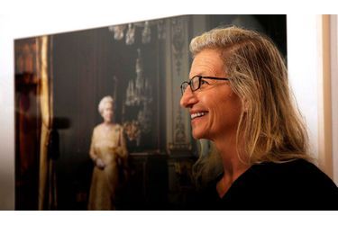 <br />
Annie Leibovitz, en 2008, devant sa photographie d&#039;Elizabeth II à la National Portrait Gallery.