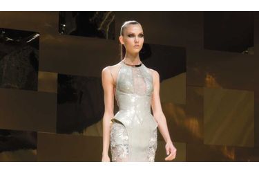 <br />
Karlie Kloss ouvrant le défilé Atelier Versace.