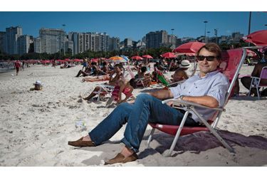 <br />
Cesare Battisti, sur la plage de Flamengo à Rio.