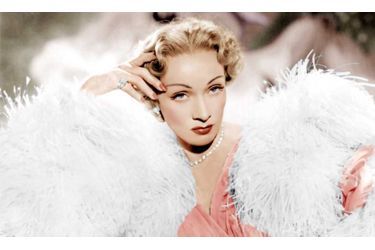 <br />
Marlène Dietrich habillée par Dior dans «Le Grand Alibi» d'Alfred Hitchcock (1949). 
