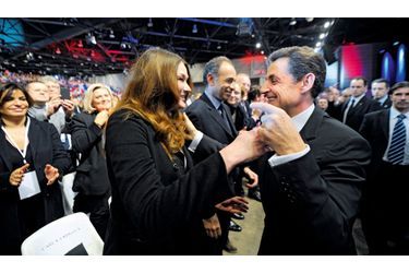 <br />
A Marseille, dimanche 20 février. Après un discours d’une heure, le candidat Sarkozy rejoint sa supportrice. Elle s’est installée discrètement, elle repartira après avoir goûté au bain de foule sous haute protection. 
