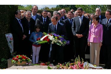 <br />
François Hollande a déposé une gerbe de fleurs sur la tombe de Pierre Bérégovoy, au cimetière de Nevers.