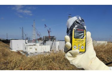 <br />
Un détecteur de radiations affiche 131 microsieverts le 28 février, à proximité de la centrale de Fukushima Daiichi. A cet endroit, on reçoit en dix heures la dose annuelle maximale recommandée en France pour la radioactivité artificielle.