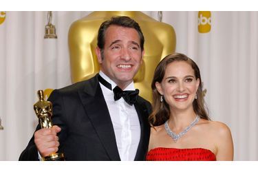 <br />
Oscar en main, l’acteur, en costume Lanvin, avec à son bras celle qui lui a remis le prix, Natalie Portman. 