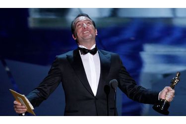 <br />
Jean Dujardin, les yeux au ciel, un Oscar en main.