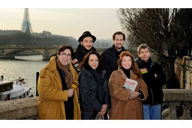 <br />
Avec la tour Eiffel en arrière-plan : de g. à dr., José Maria Patino, Giacomo Leso, Kim Willsher,  Vladimir Dobrovolski, Luisa Pace et Stefan Simons.