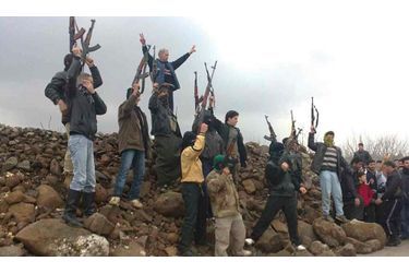 <br />
Manifestation de soldats syriens ayant fait défection pour rejoindre l&#039;Armée de libération syrienne.