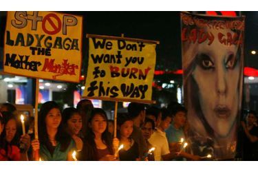 <br />
Manifestation contre Lady GaGa à Manille. 