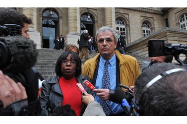 <br />
Osange et Bernard Kieffer, la femme et le frère de Guy-André, devant des journalistes en 2008.