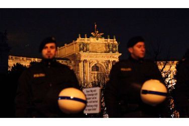 <br />
Des policiers encadraient vendredi le palais Hofburg, où se tenait le WKR-Ball, auquel a participé Marine Le Pen.