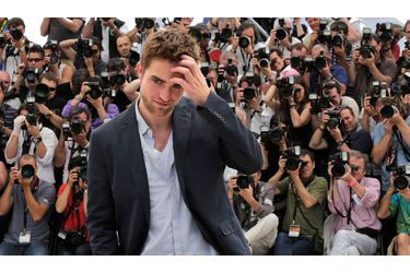 <br />
Robert Pattinson joue le timide devant les photographes.