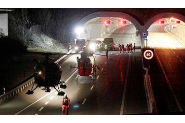 <br />
Huit hélicoptères ont été déployés, et plus de 200 personnes pour venir en aide aux rescapés de ce tragique accident. 