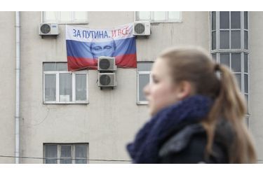 <br />
A Moscou, un drapeau à l'effigie de Vladimir Poutine.