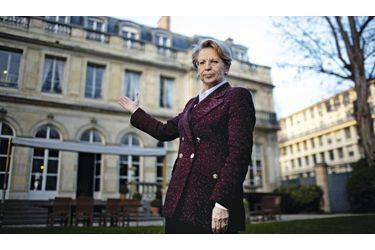 <br />
Michèle Alliot-Marie devant l’hôtel de Clermont, rue de Varenne,  à mi-chemin de l’Assemblée nationale et du Sénat.