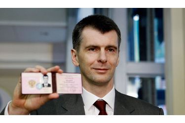 <br />
Mikhaïl Prokhorov montre sa carte de candidat à l'élection présidentielle.