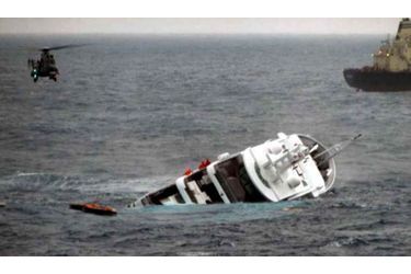 <br />
Le « Yogi », le  « super yacht » de Stéphane Courbit en train de sombrer dans les profondeurs de la mer Egée, hier vendredi.