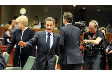 <br />
9 décembre, 9 h 58 à Bruxelles. L’action qui sauve la face : Sarkozy évite Cameron. A gauche, la présidente lituanienne, Dalia Grybauskaité.