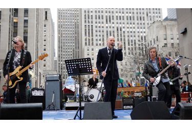 <br />
Mike Mills, Michael Stipe, Peter Buck en concert à New York en 2008.