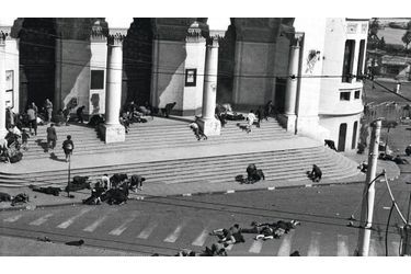 <br />
Rue d’Isly,  26 mars 1962, 14 h 50 : devant  la poste,  les Algérois  se jettent à terre pour échapper  aux tirs.