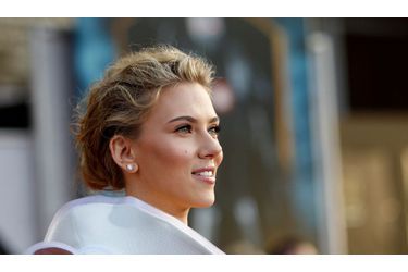 <br />
Scarlett Johansson partage désormais sa vie avec un jeune publicitaire de 27 ans. 