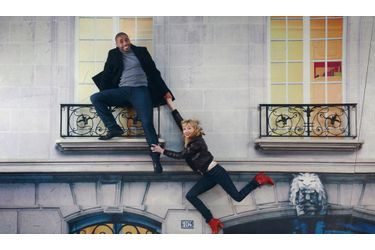 <br />
Si Audrey Lamy et Loup-Denis Elion ont le sens de l’équilibre, c’est grâce au talent de l’artiste argentin Leandro Erlich, qui présente son œuvre, « Bâtiment », une façade  à ­l’horizontale exposée au Centquatre, le centre de création artistique de Paris, dans le XIXe arrondissement, jusqu’au 4 mars.