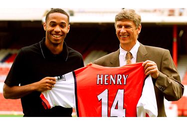 <br />
En 1999, le jeune Thierry Henry signait déjà aux Gunners d'Arsenal d'Arsène Wenger. 