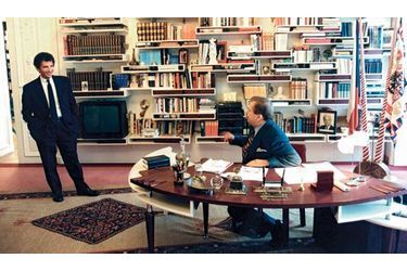 <br />
Dans les années 90, dans le bureau  présidentiel, Jack Lang et Vaclav Havel .