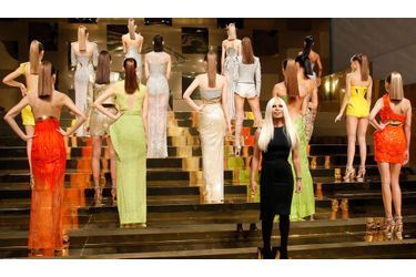 <br />
Donatella Versace au défilé haute-couture printemps-été 2012, lors de la Fashion Week de Paris.