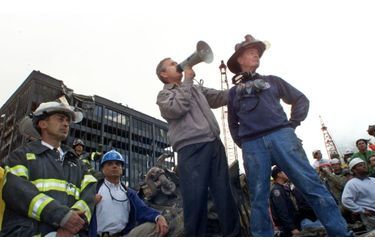 <br />
George W. Bush, sur Ground Zero, en 2001, quelques jours après les attentats du World Trade Center.