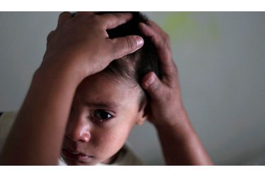 <br />
L'objectif est aussi de mettre fin à la transmission du sida de la mère à l'enfant. Sur la photo, un petit garçon est examiné à l'hospice San Jose à Sacatepequez, au Guatemala, où environ 68 patients infectés par le VIH, âgés de 44 jours à 18 ans, ont reçu des soins médicaux gratuits à l'occasion de la Journée mondiale du Sida.