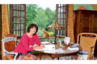 <br />
Samedi 6 août, dans sa chambre, à sa table de  travail, où, face au jardin, Anny Duperey aime écrire le matin. Avec Bébert, sur le rebord de la fenêtre. 