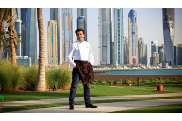 <br />
 Le chef devant la skyline de Dubaï