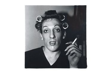 <br />
« Jeune homme  en bigoudis chez  lui, 20e Rue »,  New York, 1966.