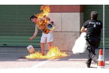 <br />
Vendredi 16 septembre, à Thessalonique, dans le nord de la Grèce. Un commerçant endetté tente de s’immoler par le feu devant sa banque. Il sera sauvé par la police.  