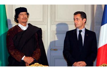 <br />
Mouammar Kadhafi et Nicolas Sarkozy à l'Elysée en 2007