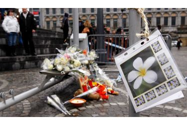 <br />
Sur la place Saint-Lambert, la foule dépose des objets en souvenir des victimes.