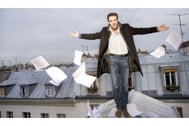 <br />
Sur le toit de son appartement  dans le Marais, à Paris. Nicolas Bedos ne connaît ni la peur des hauteurs  ni celle de la page blanche.