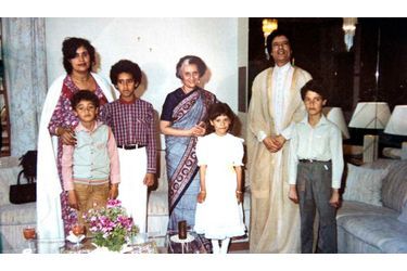 <br />
Mouammar Kadhafi, son épouse Sofia, ses enfants Hanibal, Seif Al-Islam, Aicha, Moutassim, et l'ancienne dirigeante indienne Indira Gandhi (au centre).
