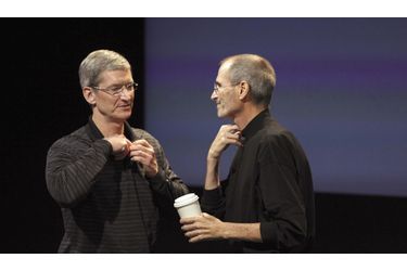 <br />
Tim Cook et Steve Jobs (à dr)