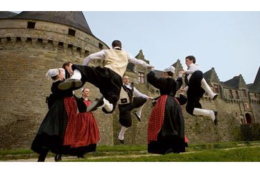 <br />
La gavotte des Pourlets  sous les murs du château des Rohan (XIIIe siècle)  à Pontivy par les danseurs du cercle Kerlenn Pondi.